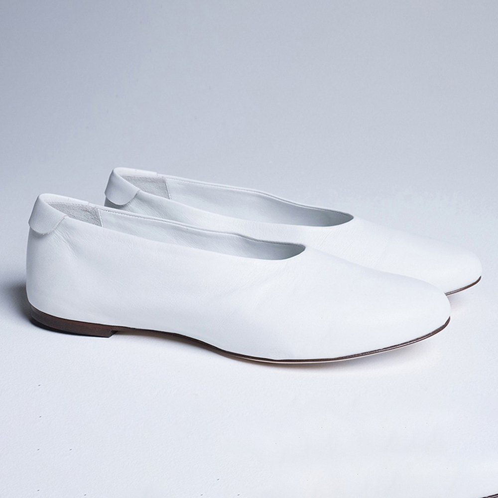 photography online gallery presentation concept. minimal, minimalism, simple design, clean design, sleek, uncluttered, flat design, bare, light design, whitespace, modern, contemporary, current trends, modernist, new age, updated style, chic, urban modern, trendy minimal, lifestyle modern, neutral tones, soft colors, pastel minimal, beige aesthetic, warm minimalism, muted colors, cream tones, ivory, off-white, subtle palette, scandi style, nordic minimal, hygge, lagom, cozy minimal, Nordic design, Scandinavian interior, Danish style, Swedish modern, Icelandic vibe, zen design, Japanese minimalism, wabi sabi, muji aesthetic, tokyo minimal, shoji, tatami, kintsugi, Japanese simplicity, calm zen, geometric minimal, abstract minimal, line art, flat lines, shapes, symmetry, grids, angles, clean edges, vector minimal, monochrome, black & white minimal, grayscale, high contrast, tonal, muted monochrome, color block, single tone, shade minimal, duotone, minimal lifestyle, minimal workspace, digital minimal, clutter free, slow living, capsule wardrobe, eco minimal, modern product, minimal branding, flat lay minimal, minimal architecture, modern building, clean interiors, open space, empty room, airy design, structured minimal, glass minimalism, concrete minimal, minimalist home, calm, serenity, balance, harmony, clarity, openness, lightness, purity, elegance, refined